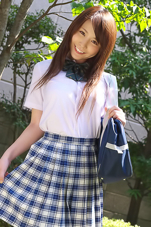 Asian schoolgirl Iyo Hanaki