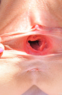 Bigtit Alice Spreading Her Pink Holes