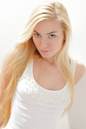 Diana College Girl Loves To Posing Naked