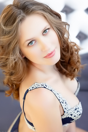 Una Fairy Showcases Her Sexy Booty