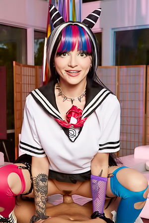 Cosplaying Babe Lola Fae