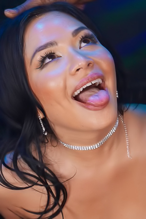 Scarlett Alexis Tempts With Teasing Curves